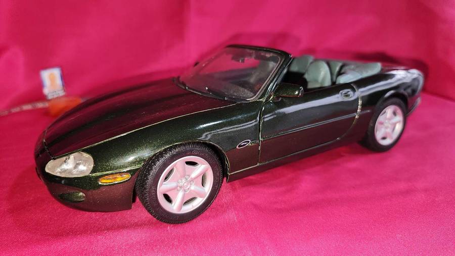 Jaguar XK 8 ( 1:18 )