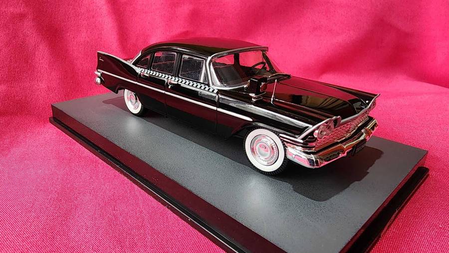 Plymouth Savoy  (1:43) James Bond