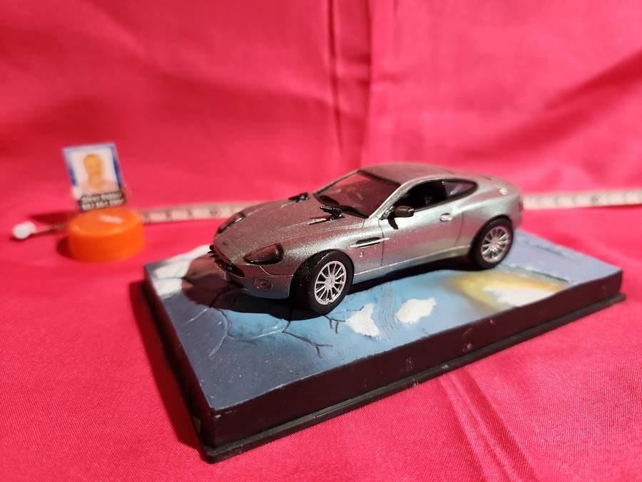 James Bond Aston Martin V12 Vanquish