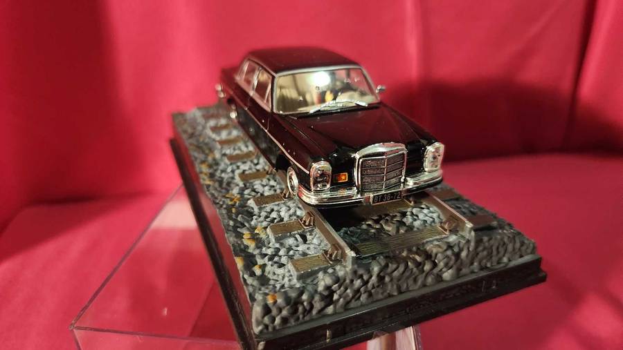 Mercedes 250 SE James Bond (1,43)