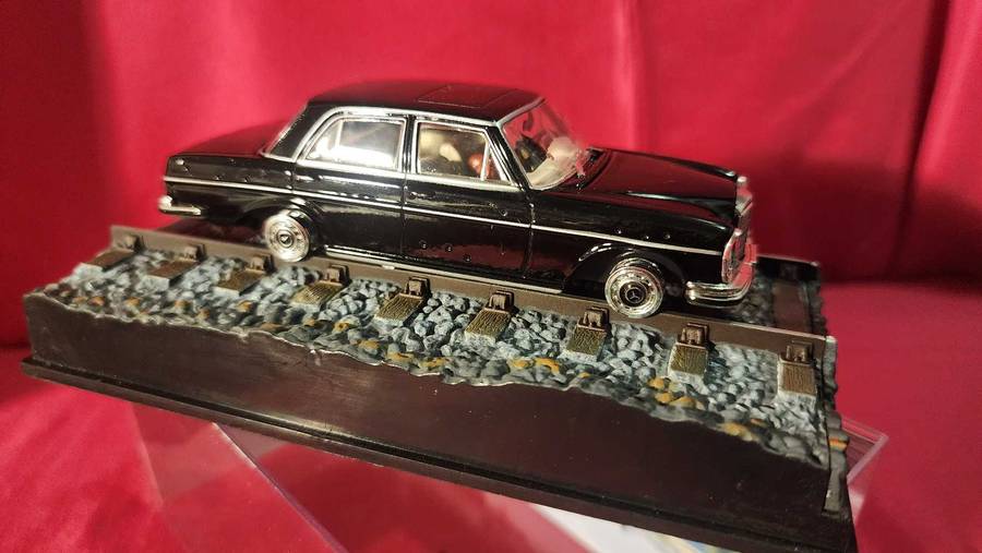 Mercedes 250 SE James Bond (1,43)