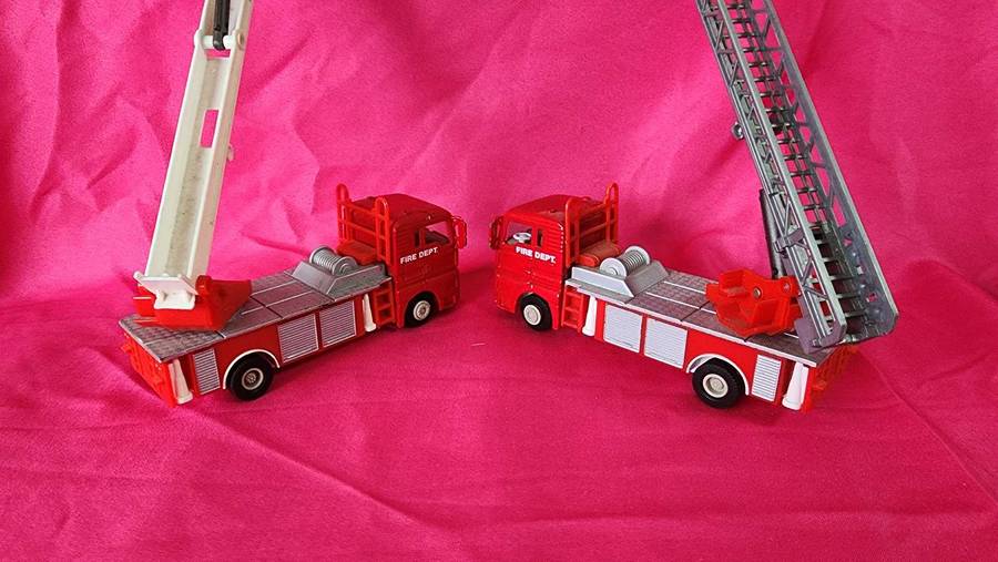 2 x No Name Fire Engines