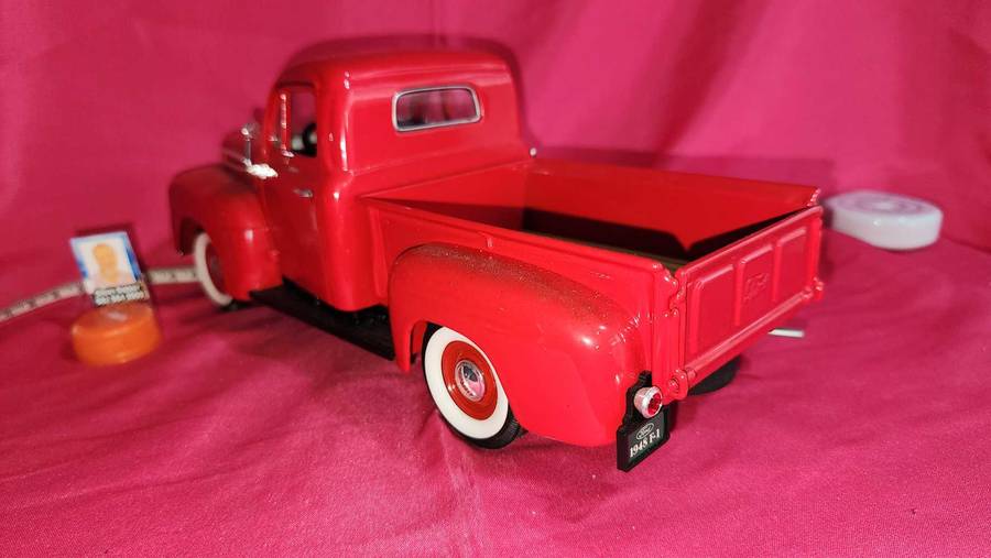 48' Ford Pick-Up Truck { 1,18 }
