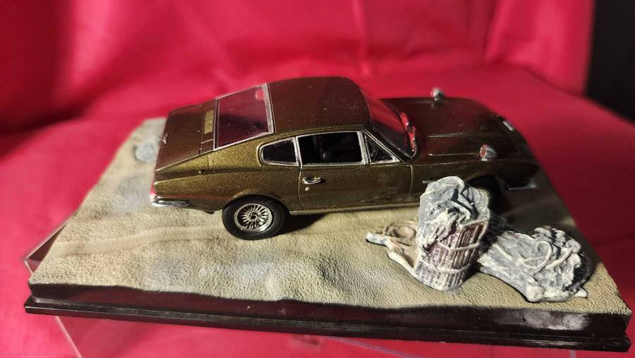 Aston Martin DBS    James Bond