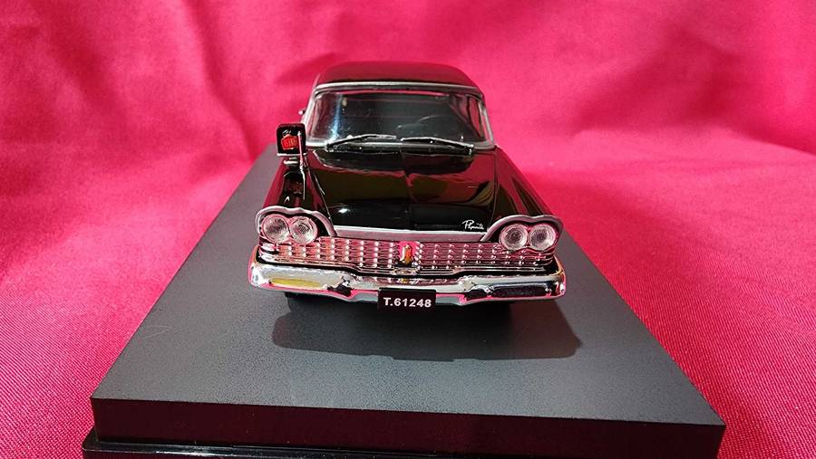 Plymouth Savoy  (1:43) James Bond