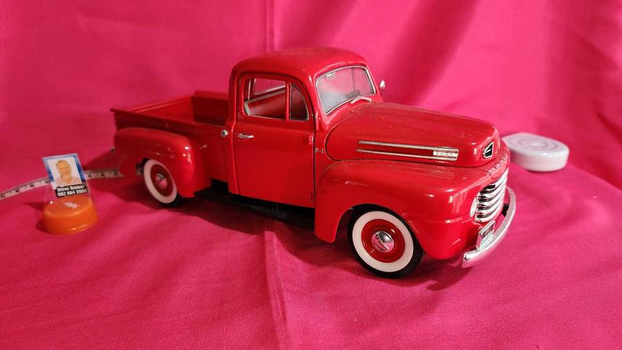 48' Ford Pick-Up Truck { 1,18 }