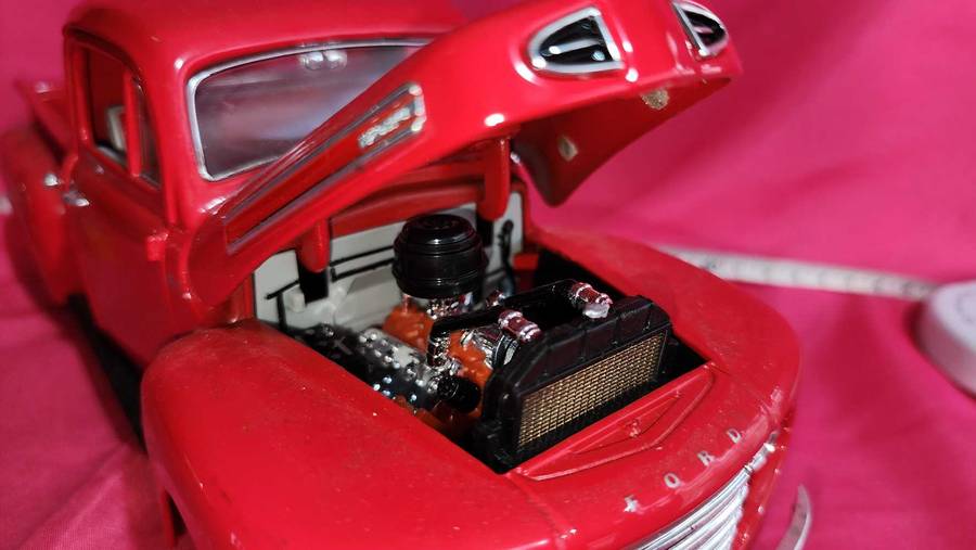 48' Ford Pick-Up Truck { 1,18 }