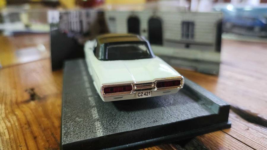 Ford Thunderbird 1:43