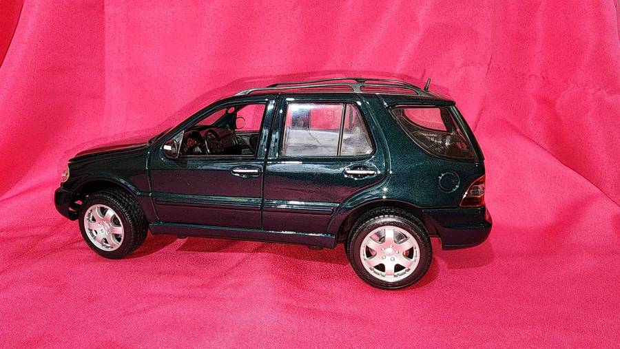 Mercedes ML (1:18)