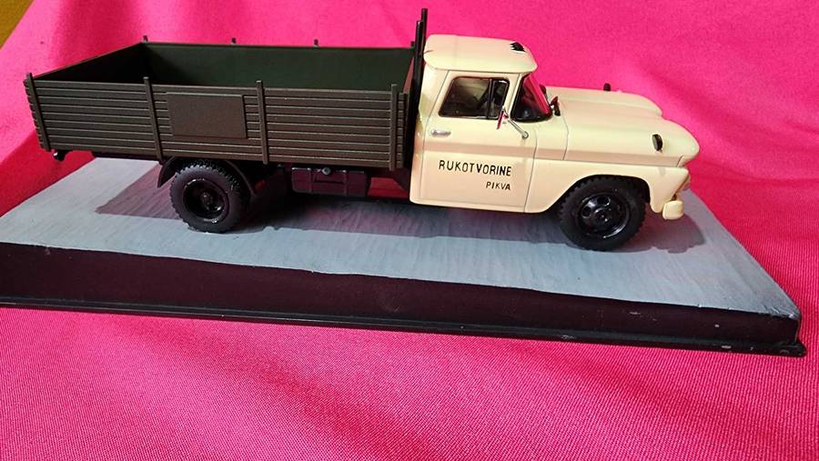 Chev Apaché "1" Tone Truck ? (1:43) James Bond