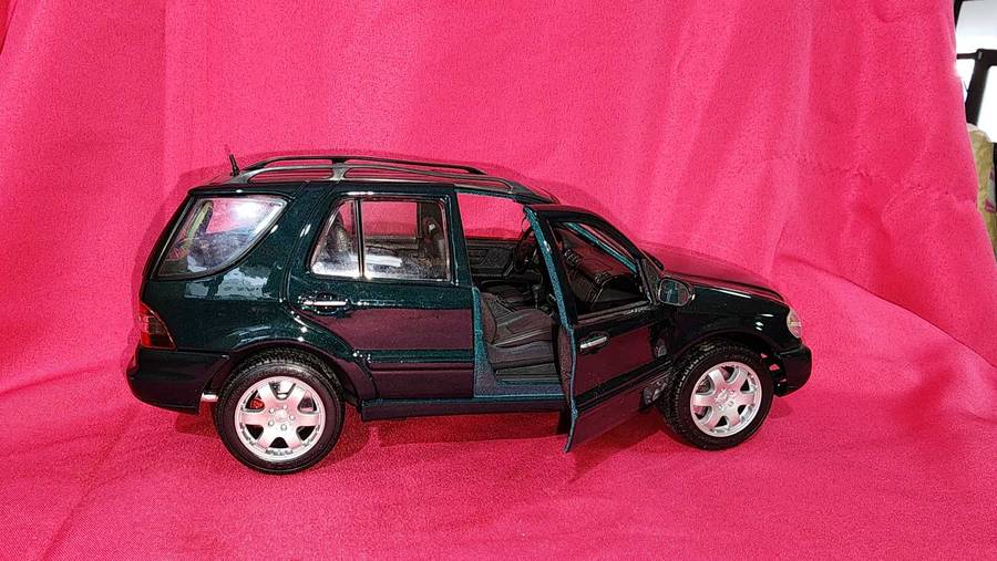 Mercedes ML (1:18)