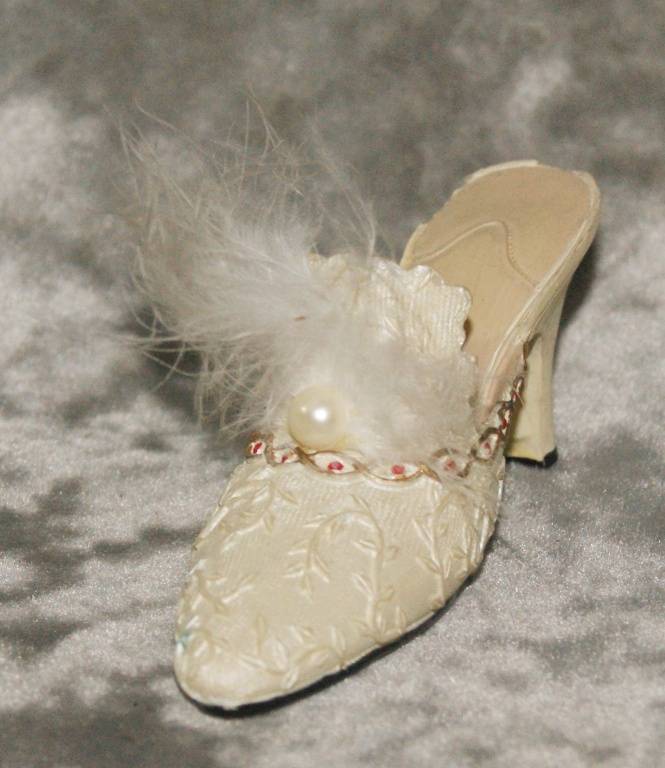 Vintage decorative high heel ornament @@ CCRRAAZZYY R1 START