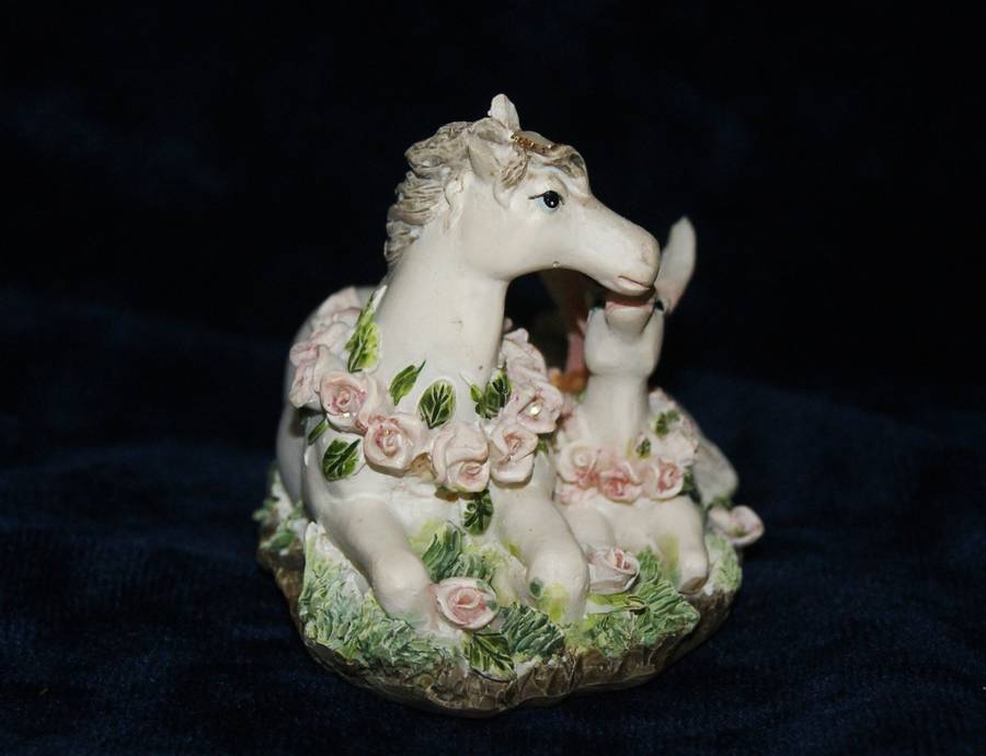 Mommy and baby unicorn ornament (missing horn)