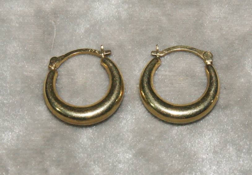 Pair of 9ct gold hoop earrings (1.5g) @@ CCRRAAZZYY R1 START