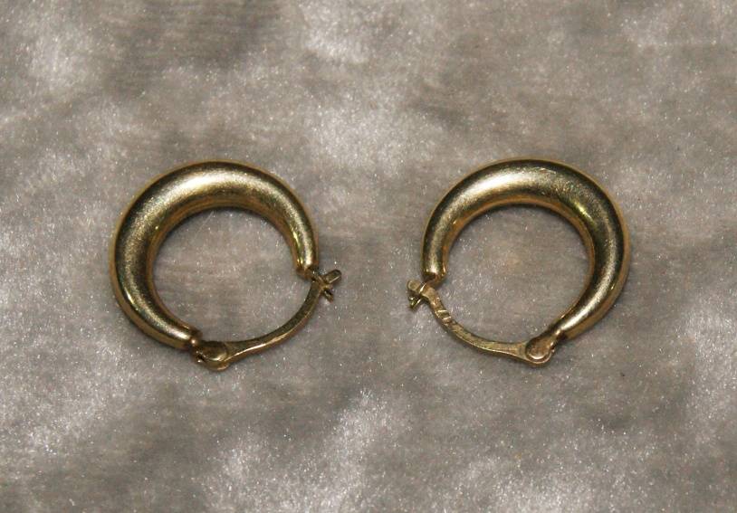 Pair of 9ct gold hoop earrings (1.5g) @@ CCRRAAZZYY R1 START