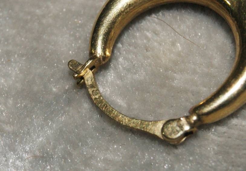 Pair of 9ct gold hoop earrings (1.5g) @@ CCRRAAZZYY R1 START