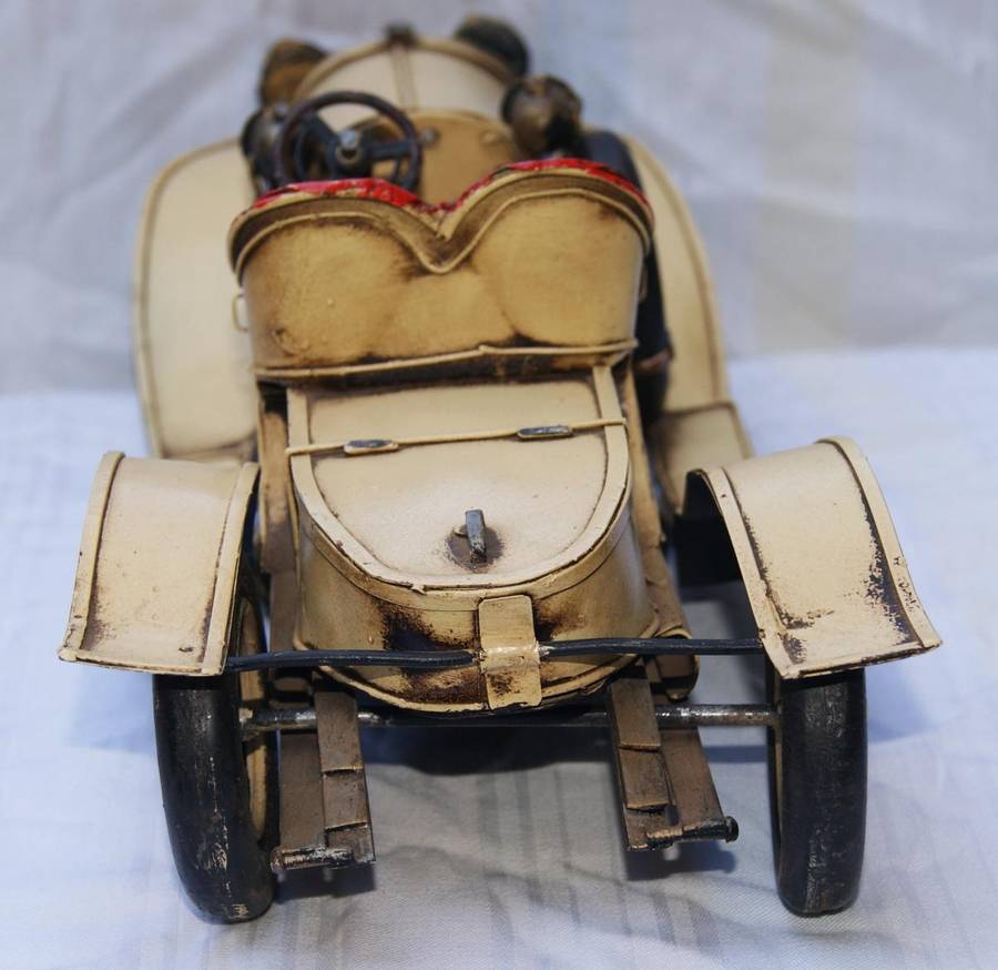 Vintage tin car @ crazy R1 start