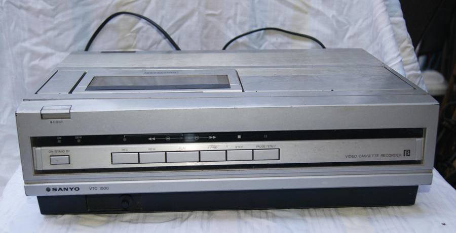 Sanyo VTC 1000 Betacord video cassette recorder @ crazy R1 start
