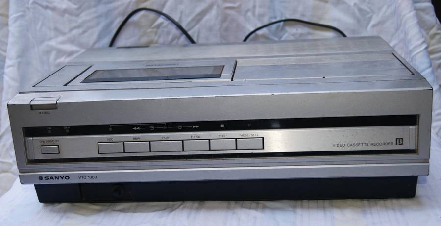 Sanyo VTC 1000 Betacord video cassette recorder @ crazy R1 start