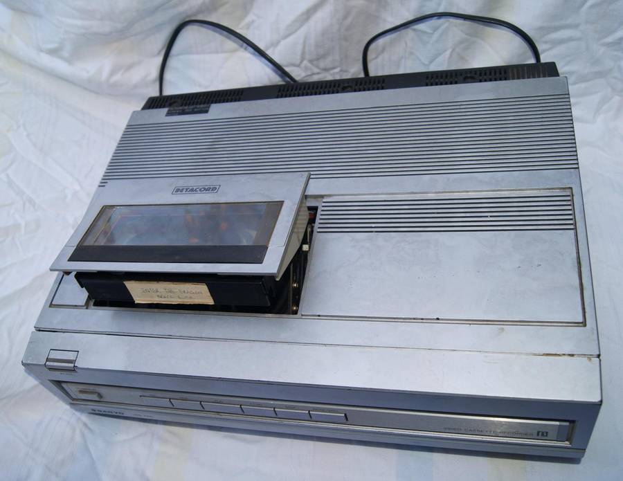 Sanyo VTC 1000 Betacord video cassette recorder @ crazy R1 start