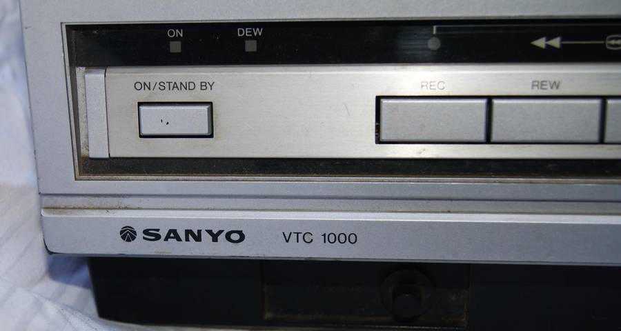 Sanyo VTC 1000 Betacord video cassette recorder @ crazy R1 start