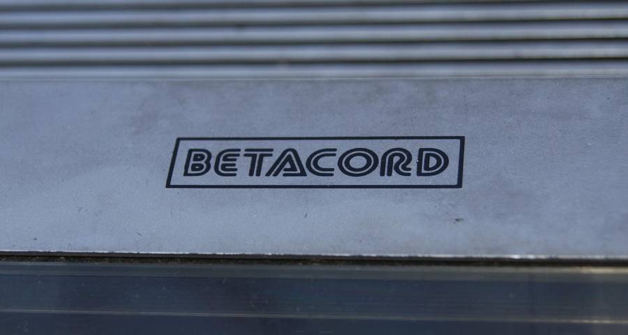 Sanyo VTC 1000 Betacord video cassette recorder @ crazy R1 start