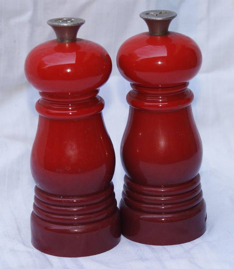 Le Creuset salt and pepper grinder set