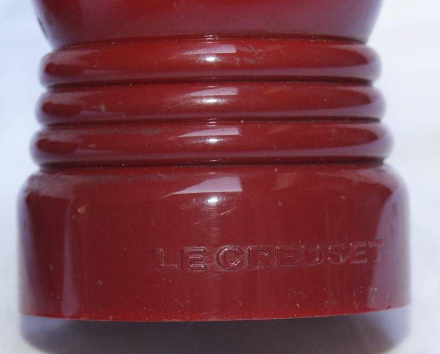 Le Creuset salt and pepper grinder set