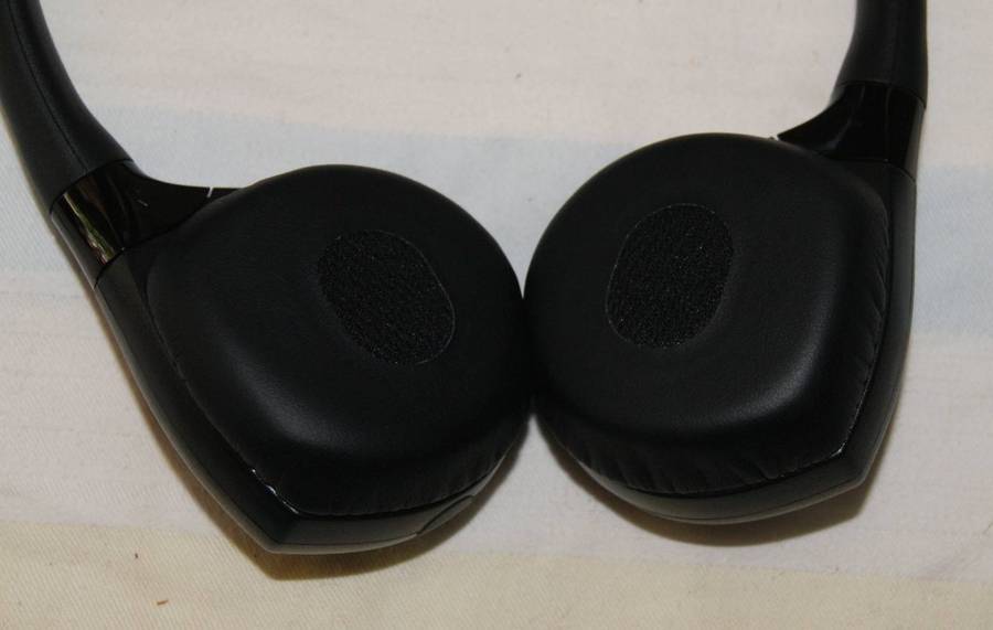 Range Rover Earphones 3of3 (needs AAA batteries)