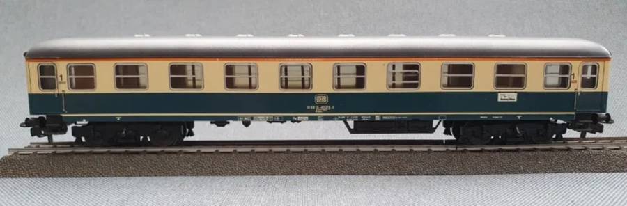 H0gge 1/87  1st class DB  D-Zug/Express Coach 1st class, cream+blue, mint in orig.box Maerklin 4111
