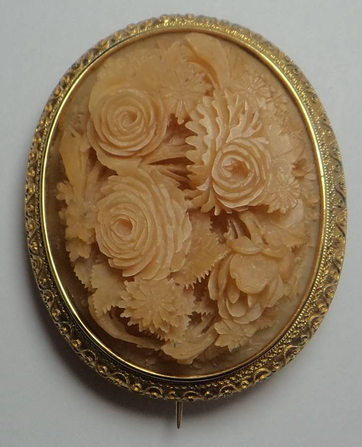 Yellow Gold Cameo Brooch valued at R30 000