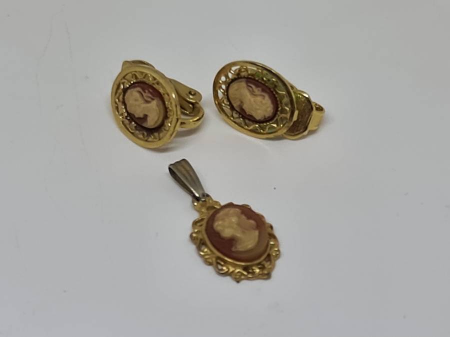 Faux cameo set.