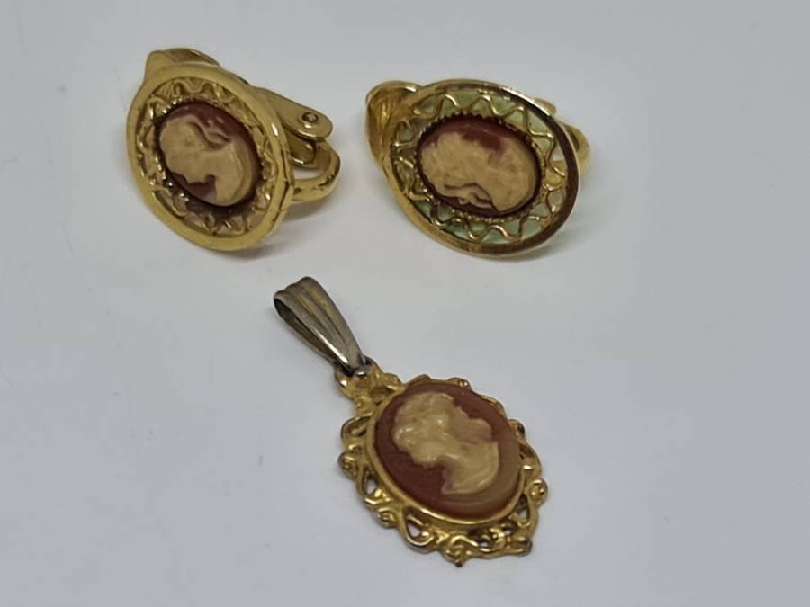 Faux cameo set.