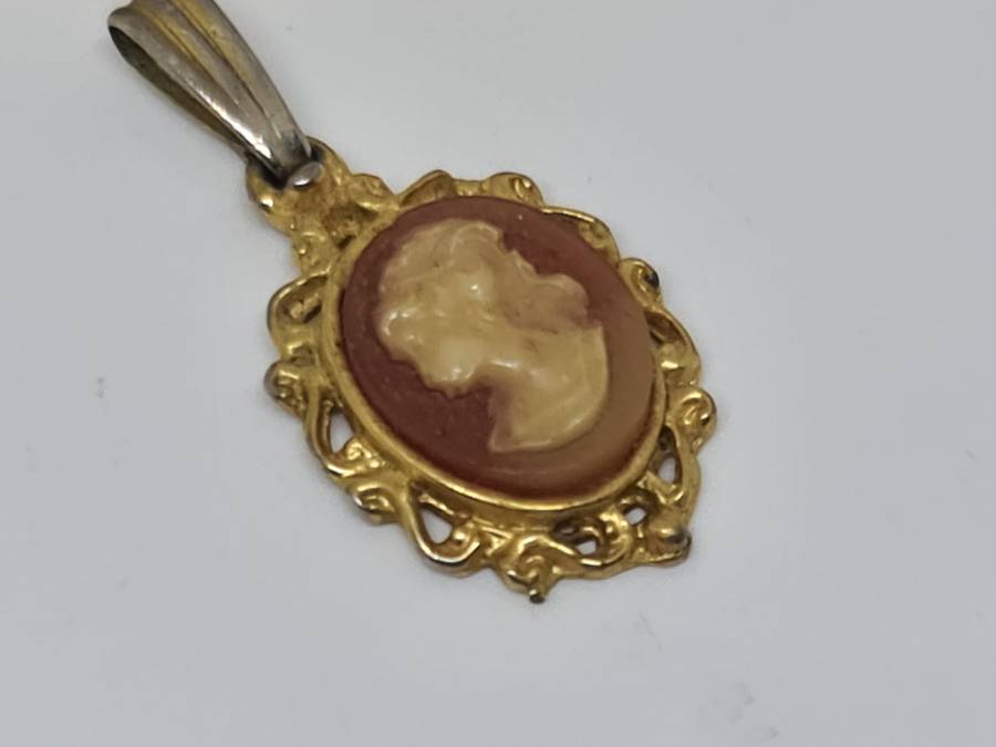 Faux cameo set.