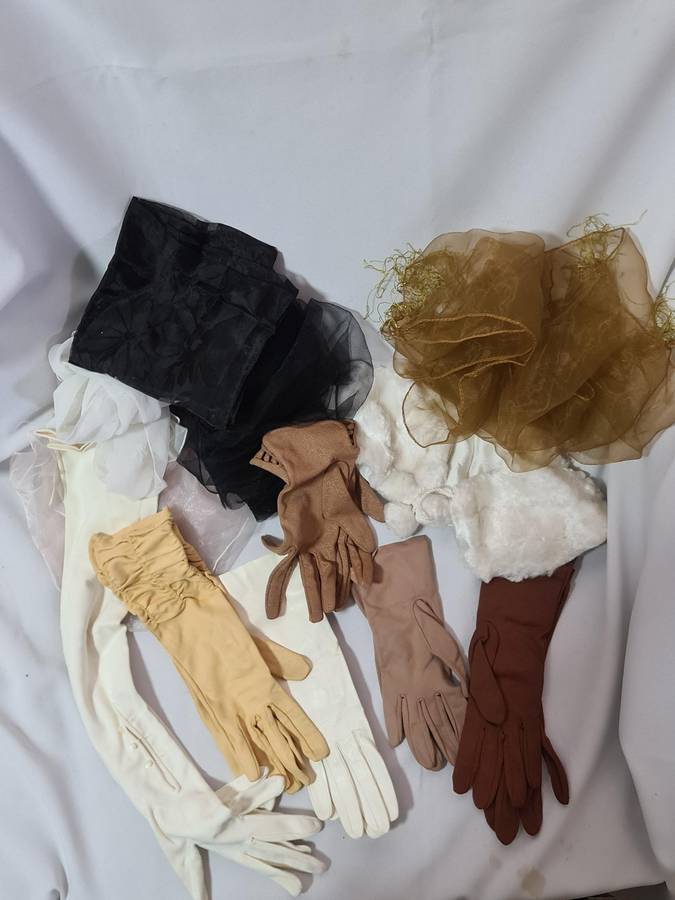 x5 Mixed scarfs, foax fur  collar and 6 women's gloves.