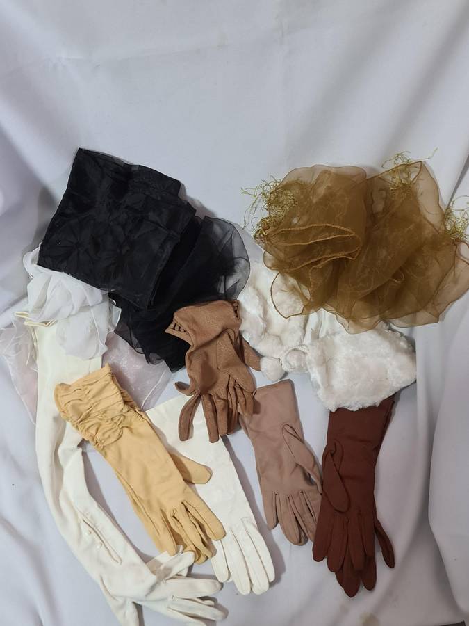 x5 Mixed scarfs, foax fur  collar and 6 women's gloves.