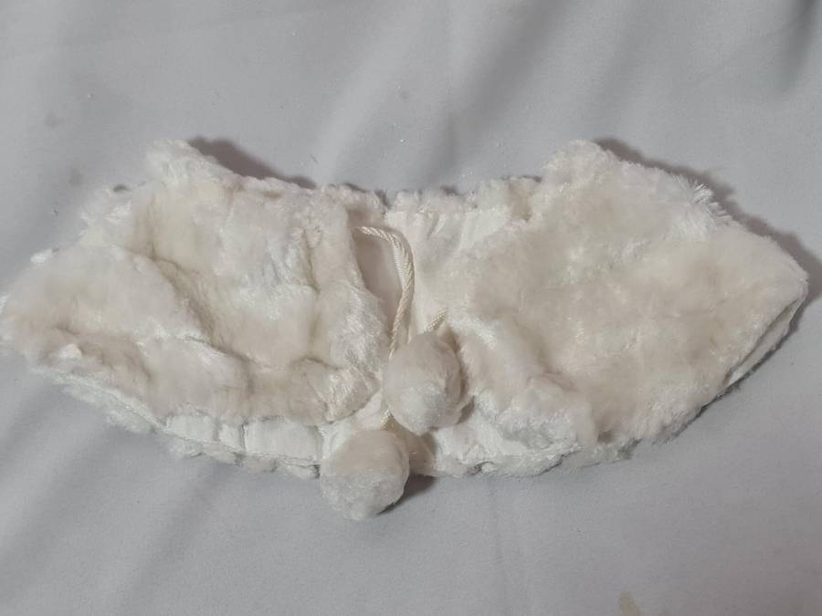 x5 Mixed scarfs, foax fur  collar and 6 women's gloves.