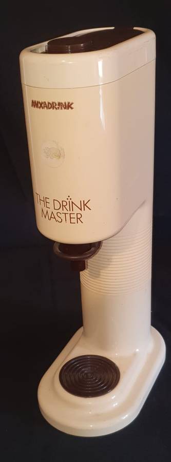 Mixadrink soda streamer with gas bottle