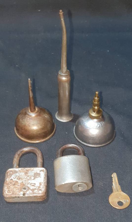 Three oilers one mark singer. Two vintage locks
