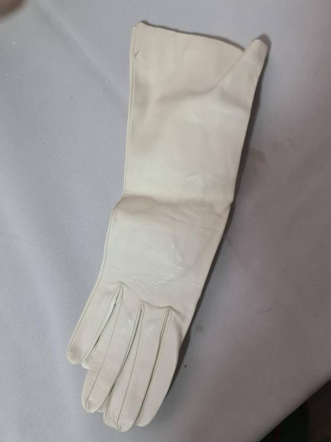 x5 Mixed scarfs, foax fur  collar and 6 women's gloves.