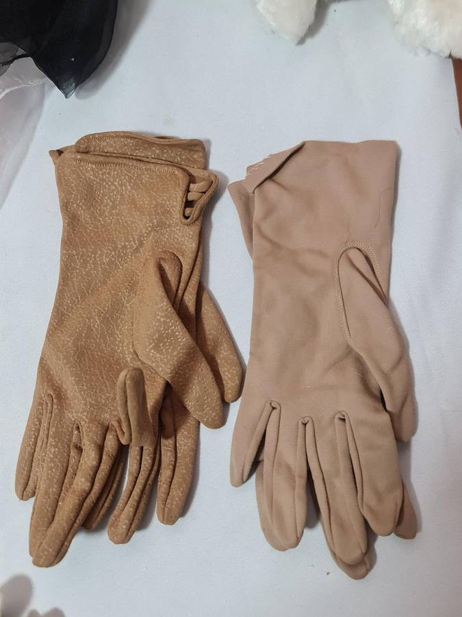x5 Mixed scarfs, foax fur  collar and 6 women's gloves.
