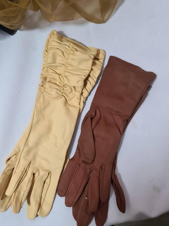 x5 Mixed scarfs, foax fur  collar and 6 women's gloves.