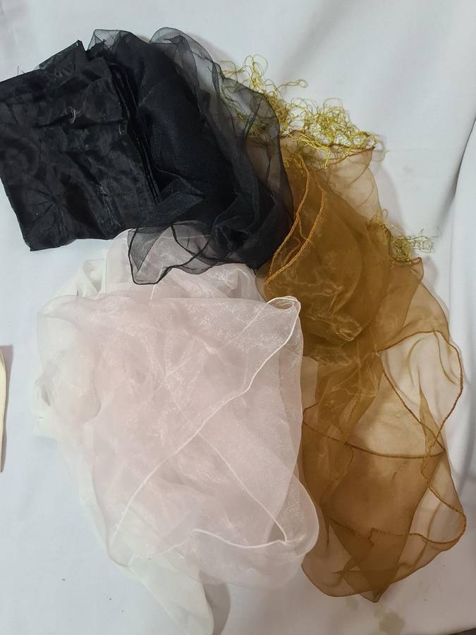 x5 Mixed scarfs, foax fur  collar and 6 women's gloves.