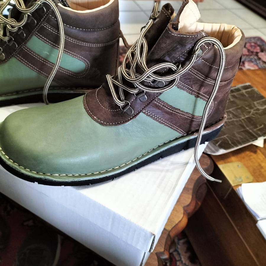 TRAP VELLIES. GENUINE LEATHER.