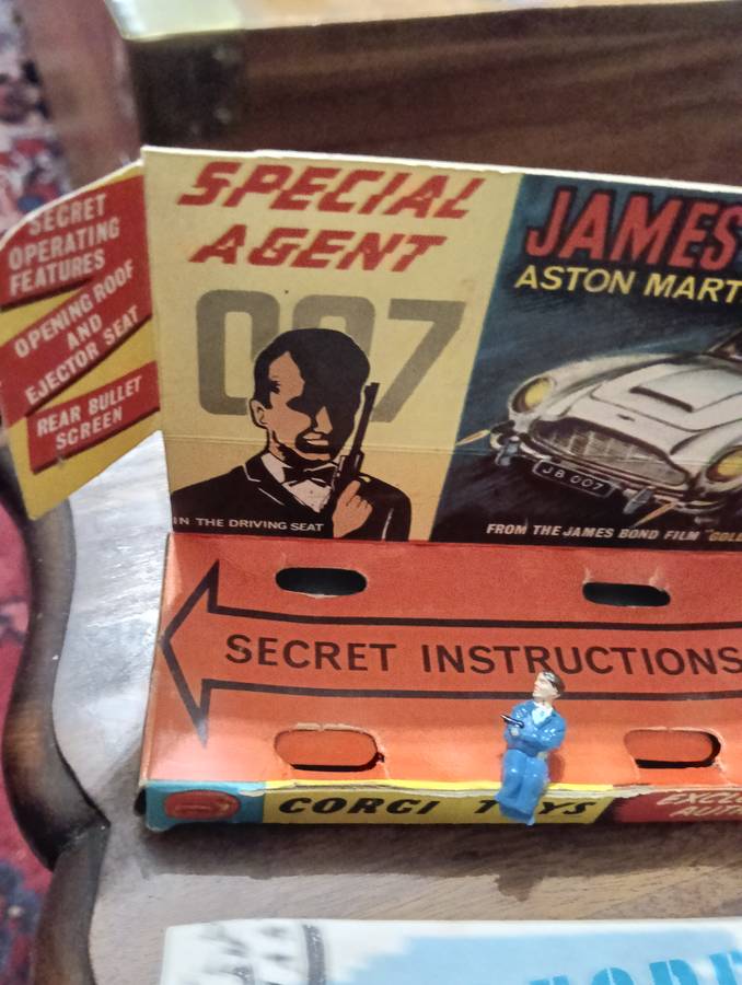 CORGI 007  JAMES BOND CAR. BOX.