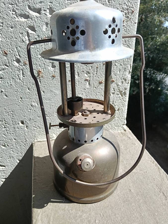 COLEMAN PARAFFIN LAMP. RARE 241 "G" MODEL..