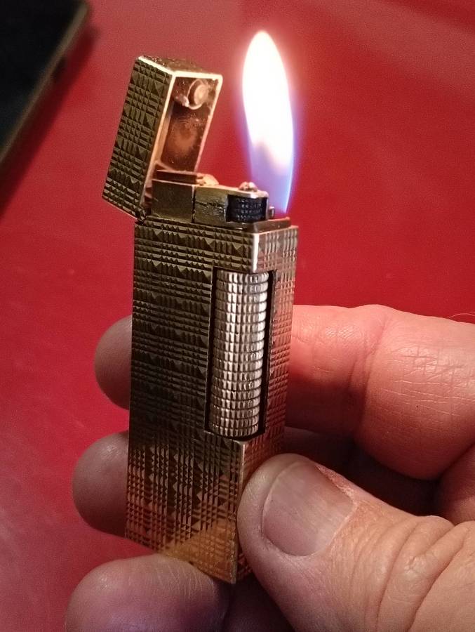 VINTAGE DUNHILL LIGHTER.