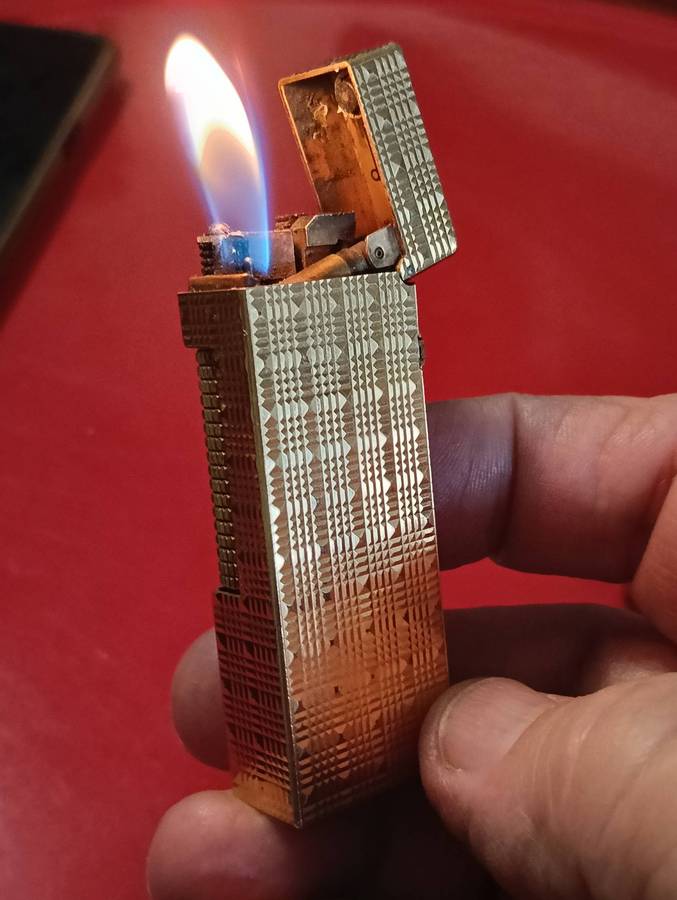 VINTAGE DUNHILL LIGHTER.