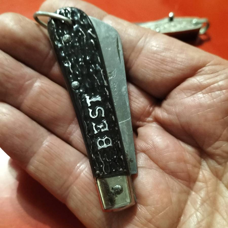 VINTAGE POCKET KNIVES . SILVER SIDED.