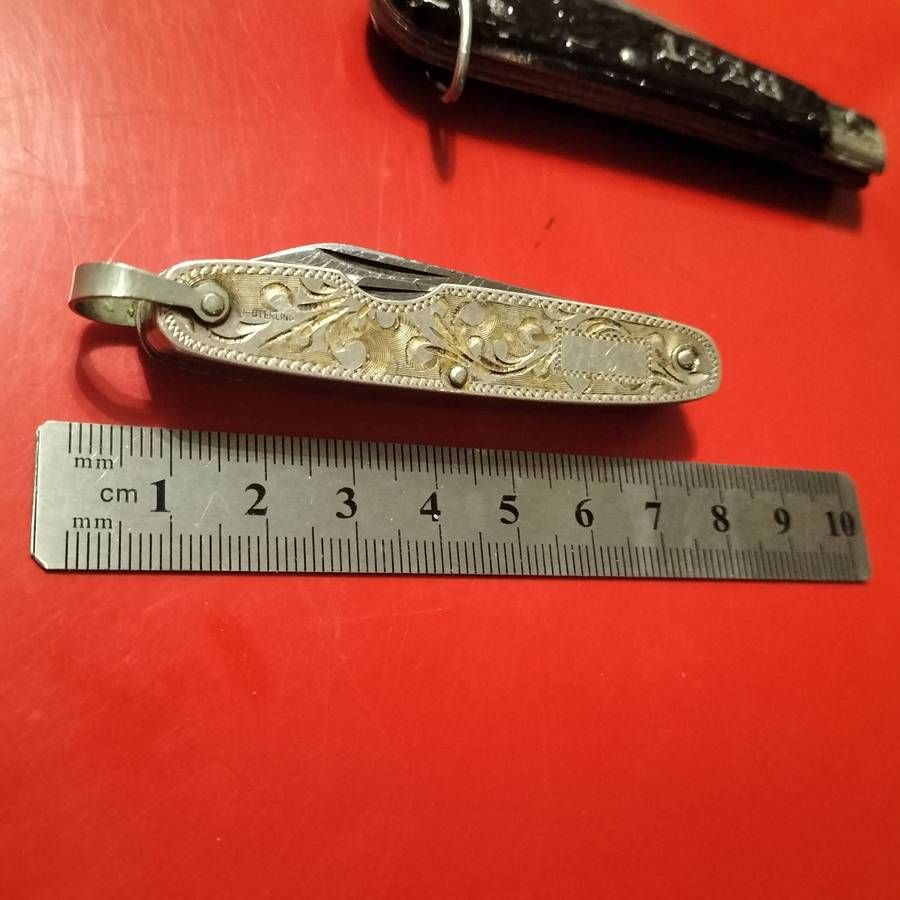 VINTAGE POCKET KNIVES . SILVER SIDED.